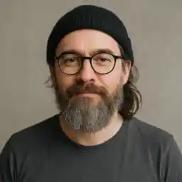 Portrait of Daniel Hart, an Australian player from Perth who shares his experience and responsible gaming opinion about FreeSpinz Casino AU.