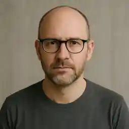 Portrait of Lucas Brennan, a player from Townsville providing his responsible and balanced feedback about FreeSpinz Casino AU.